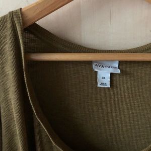 Long-sleeve scoop neck tunic.